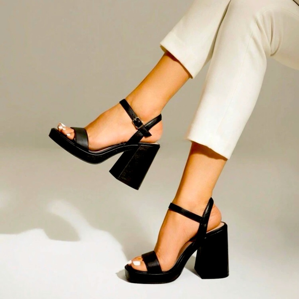 New in Box Black Strappy Open Toe Chunky Heels Pumps 8.5